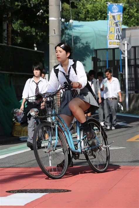 自転車 盗撮|JK自転車エロ画像100枚 チャリ通女子校生のパンチラや抜ける太もも盗撮。